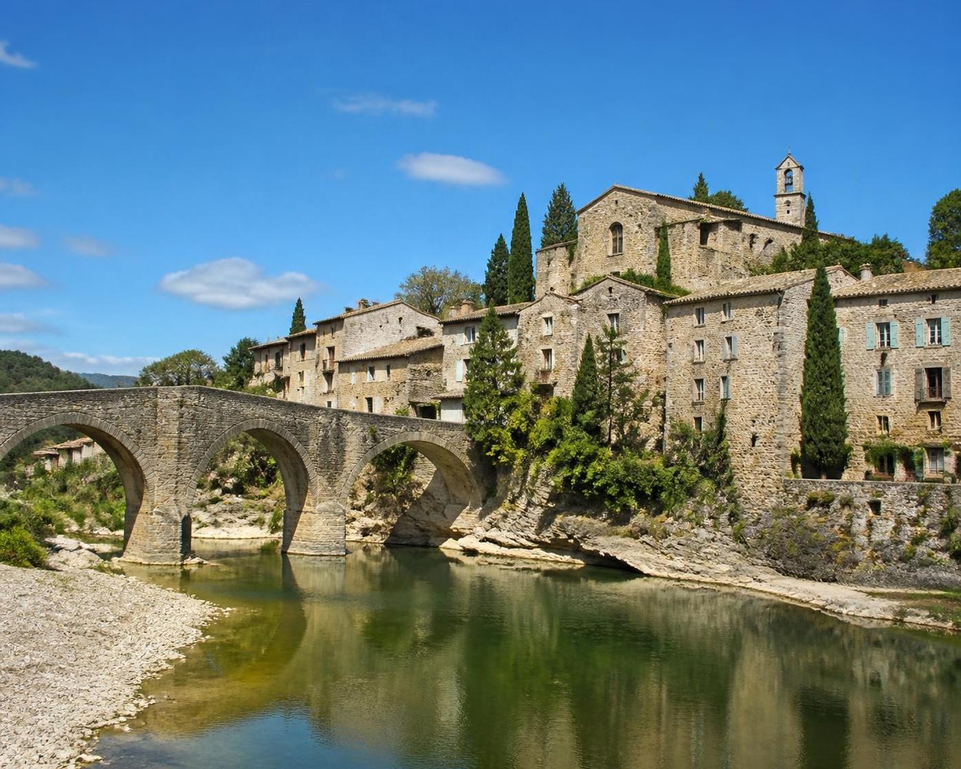 explorez l'occitanie en provence et embarquez pour un voyage unique au cœur des traditions authentiques et des paysages enchanteurs.